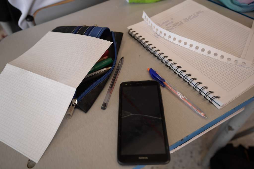 Estudiante de este colegio público ubicado en Bosa, Usan el celular.