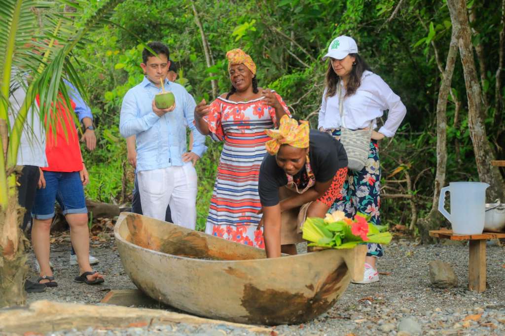Los anuncios de nuevas inversiones para el turismo en el Pacífico Colombiano buscan potenciar el desarrollo de las economías locales, la conservación de los ecosistemas y ampliar la oferta para los visitantes, afirmó el ministro Luis Carlos Reyes Hernández.