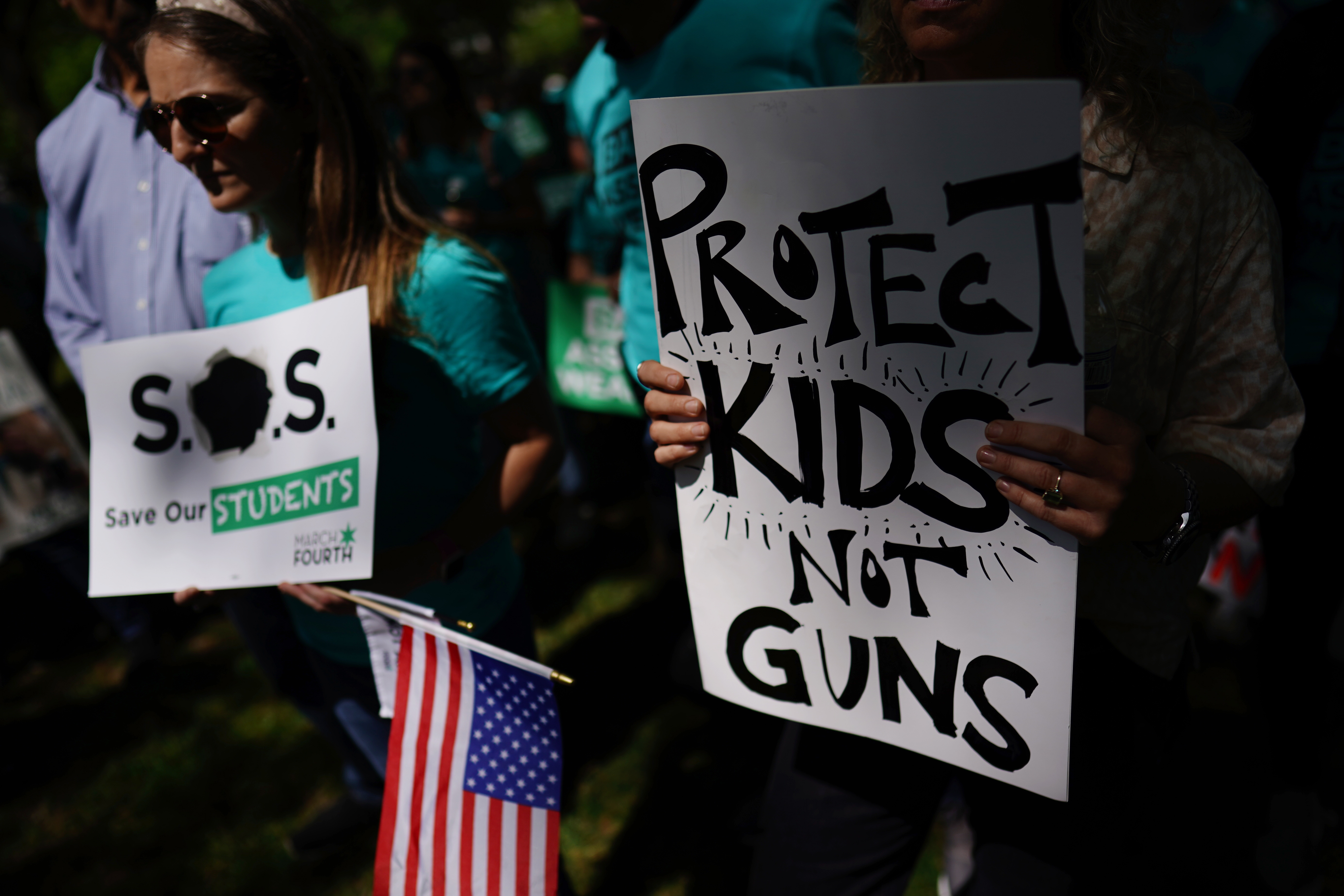 Washington Dc (United States), 17/04/2023.- Protesters with placards 'Protect Kids not Guns' attend a 'Save our Students' rally close to the US Capitol, Washington, DC, USA, 17 April 2023. The rally called US lawmakers to demand a federal assault weapons ban. (Protestas, Estados Unidos) EFE/EPA/WILL OLIVER