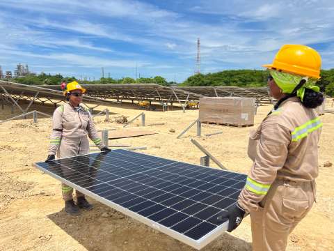 Cartagena, la primera ciudad de Latinoamérica con un parque solar en una refinería