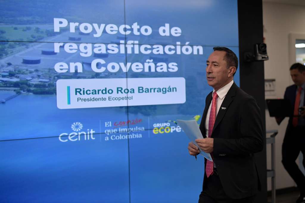 Presidente de Ecopetrol, en rueda de prensa anunciando que desarrollará un proyecto de regasificación en su terminal marítimo de Coveñas, con el objetivo de importar gas natural licuado y revertir la creciente escasez de este combustible en el país.