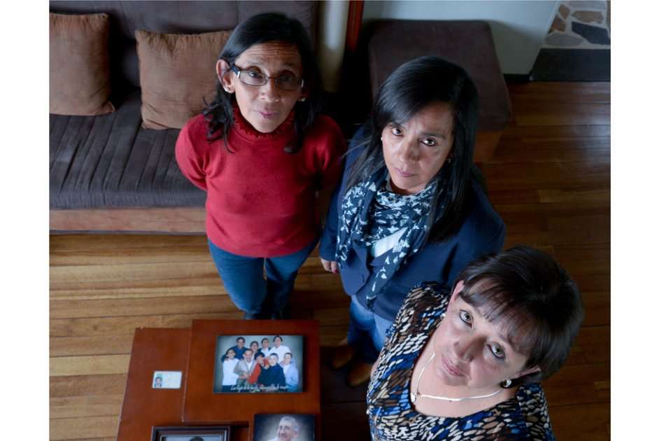 Ana (izq) y Adriana Bravo, hijas del exempleado de Eternit Julio Bravo, junto a Nelly Daza, viuda de William Bravo. Esta familia vivió 10 años en la fábrica de tejas. / Pamela Aristizábal