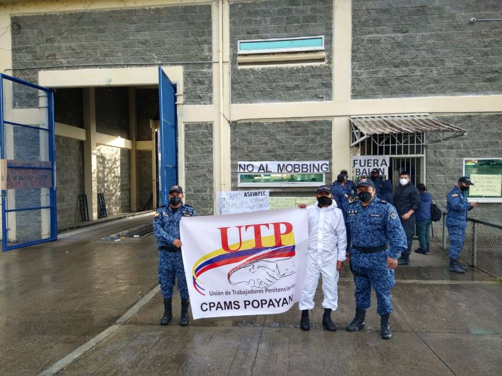 Los funcionarios protestaron en la mañana de este viernes con pancartas, pitos y arengas, pidiendo la salida del director de la cárcel.