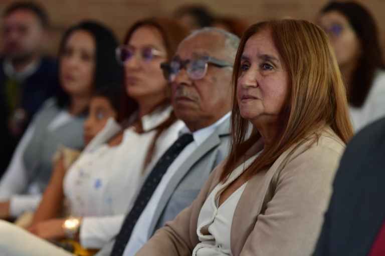 “Mi niña no tuvo una niñez digna”, madre de joven con piel de mariposa en acto del Estado