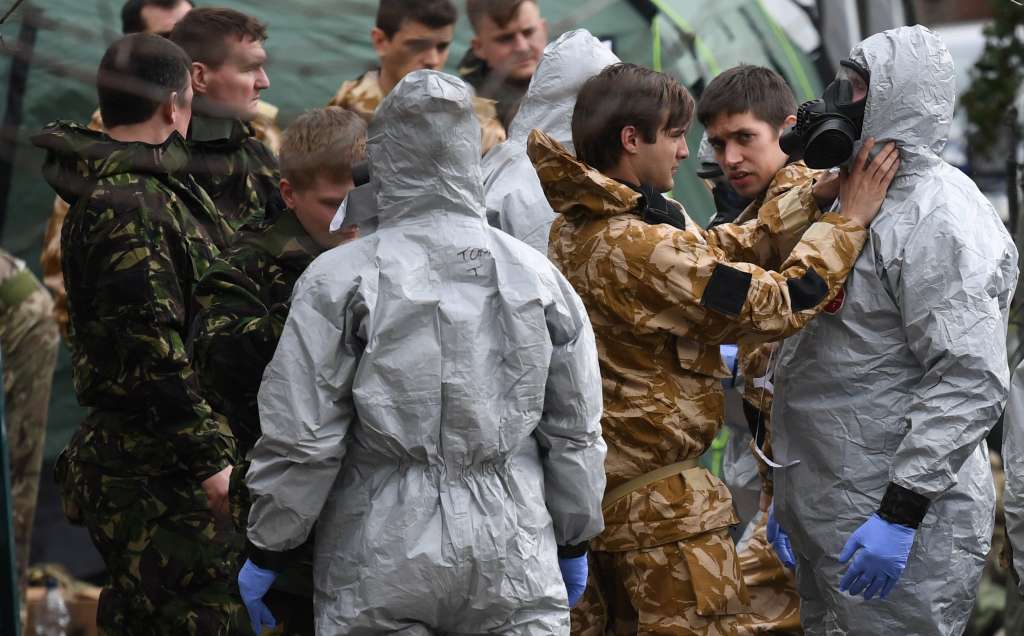 Militares con ropa protectora antes de retirar unos vehículos en Salisbury, Reino Unido, el 11 de marzo de 2017. Días antes, el exespía ruso Sergei Skripal y su hija fueron atacados con un agente neurotóxico. / Foto de referencia