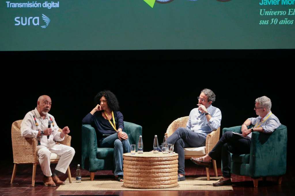 AME9856. CARTAGENA (COLOMBIA), 30/01/2026.- De izquierda a derecha, el escritor cubano Leonardo Padura, la escritora argentina Leila Guerriero, el escritor colombiano Juan Gabriel Vásquez y el exdirector del diario El País, Javier Moreno, participan en la segunda jornada de la XXI edición del Hay Festival este viernes, en Cartagena (Colombia). EFE/ Ricardo Maldonado Rozo