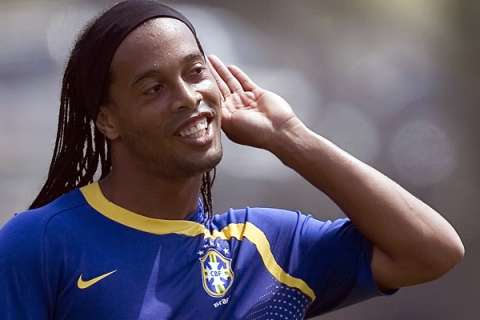Ronaldinho le va ganando el pulso a Kaká en la selección de Brasil