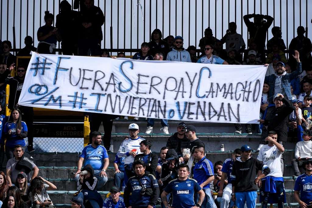 La hinchada de Millonarios expresó su descontento este domingo en El Campín, manifestando su inconformidad con la gestión de los directivos y el cuerpo técnico ante los recientes malos resultados.