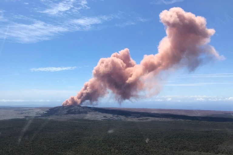 Erupción volcánica en Hawái fuerza a la evacuación de miles de personas