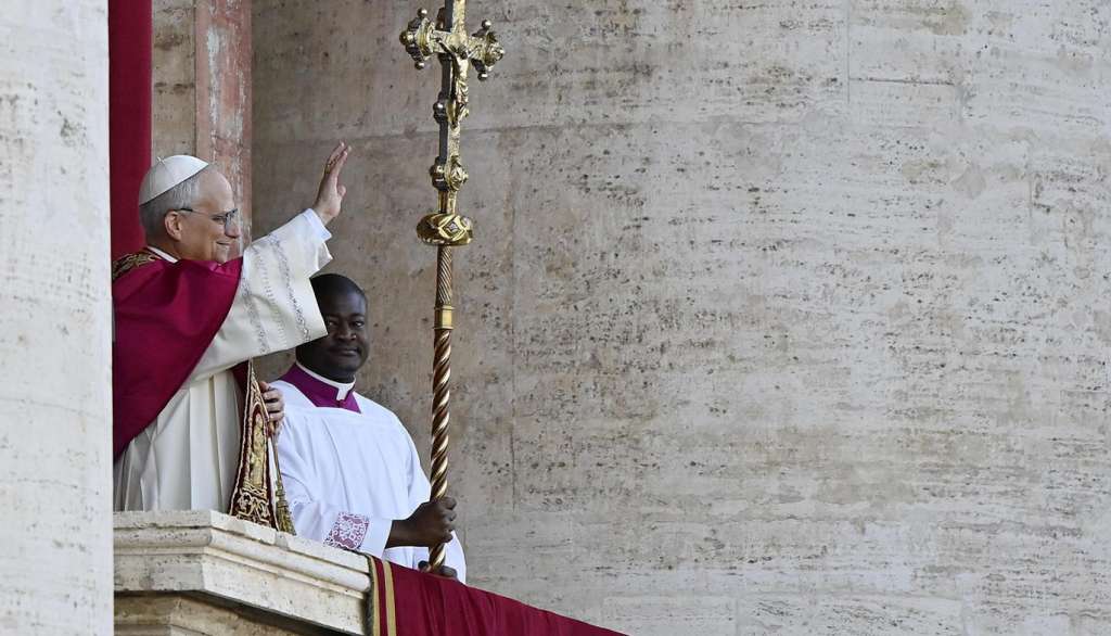 VATICAN CITY (Vatican City State (Holy See)), 08/05/2025.- Newly elected Pope Leo XIV, Cardinal Robert Francis Prevost from the USA, greets faithfuls from the central loggia of Saint Peter's Basilica, Vatican City, 08 May 2025. (Papa, Cardenal) EFE/EPA/RICCARDO ANTIMIANI