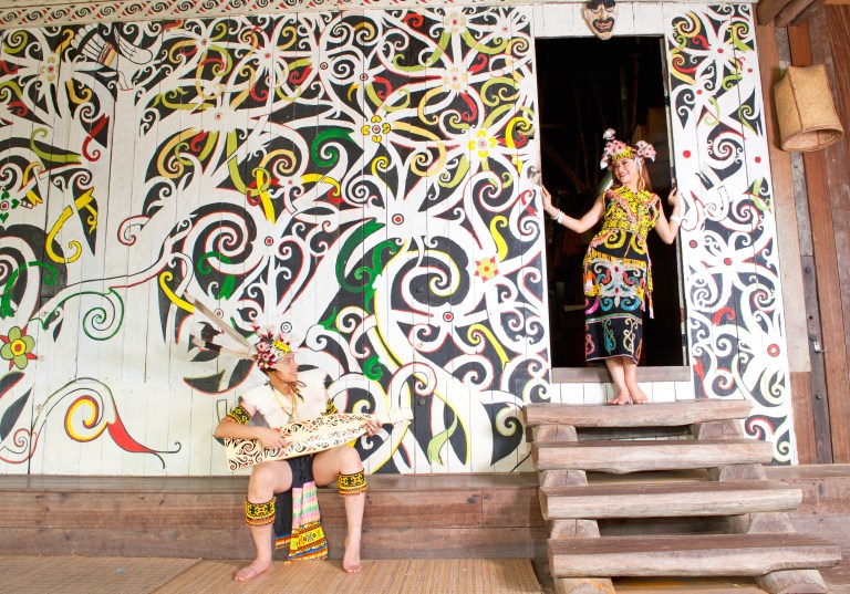 El Sarawak Cultural Village permite conocer la riqueza cultural del estado a través de viviendas tradicionales, música, danza y artesanías.