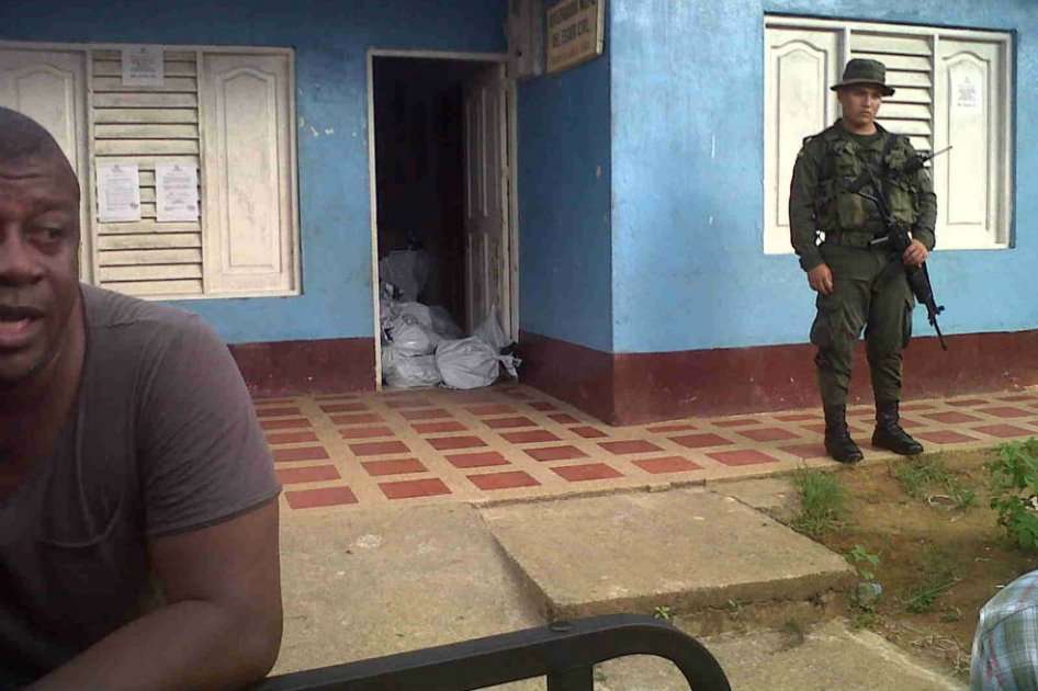 Joaquín Palacios (izq.), exalcalde de Bojayá investigado por vínculos con alias ‘el Alemán’, frente a la Registraduría Municipal. Al fondo las bolsas con la votación para Congreso de hace dos meses. / Cortesía