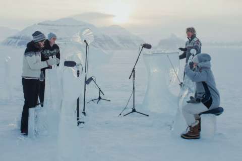 Con instrumentos hechos en hielo, realizan recital en el Ártico para salvar los océanos