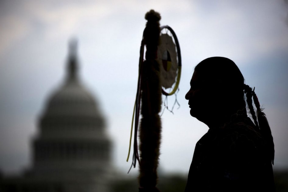 Fotografía de archivo del pasado 22 de abril de 2014 que muestra a un miembro de los Sioux en Dakota durante una protesta en contra de la construcción del oleoducto de Keystone XL en Washington. / EFE