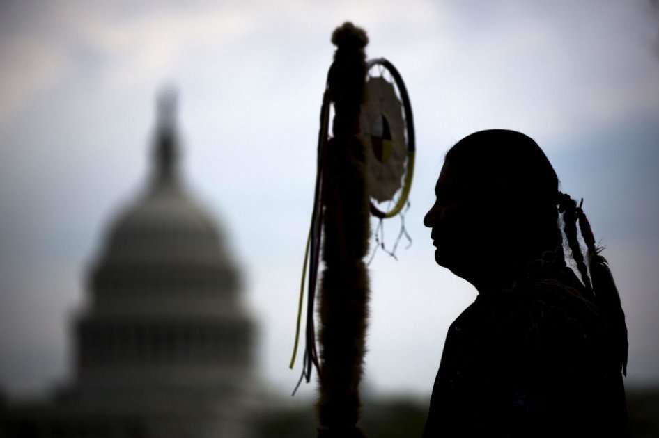 Fotografía de archivo del pasado 22 de abril de 2014 que muestra a un miembro de los Sioux en Dakota durante una protesta en contra de la construcción del oleoducto de Keystone XL en Washington. / EFE