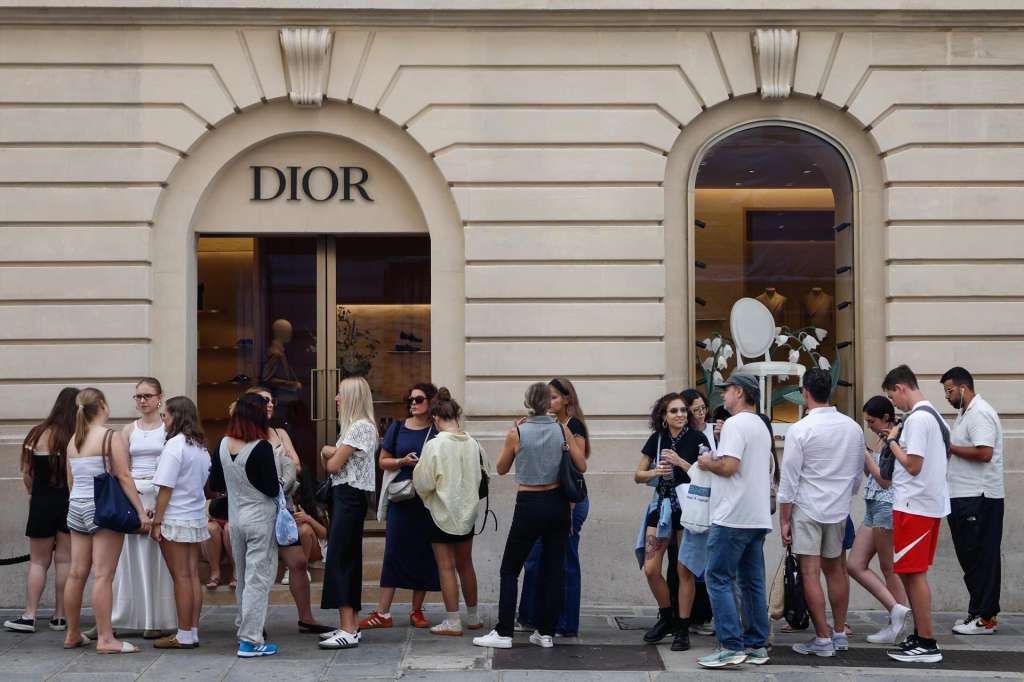 Paris (France), 04/08/2025.- People stand in a line next to Christian Dior luxury brand shop in Paris, France, 04 August 2025. French luxury brands will have to face additional costs with the 15% tariffs imposed on all EU products entering the US from 07 August. The US market represented almost 20% of the luxury industries revenue in 2024. (Moda, Francia) EFE/EPA/MOHAMMED BADRA
