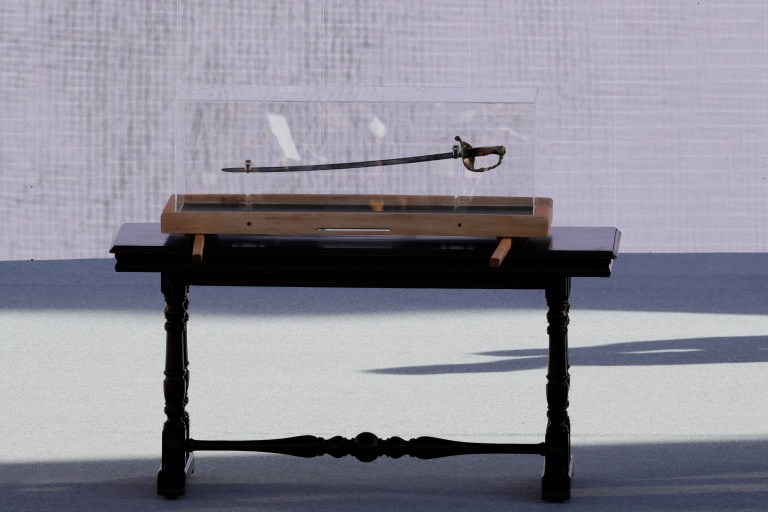 Una exposición que conmemora los 50 años de la toma de la espada de Bolívar