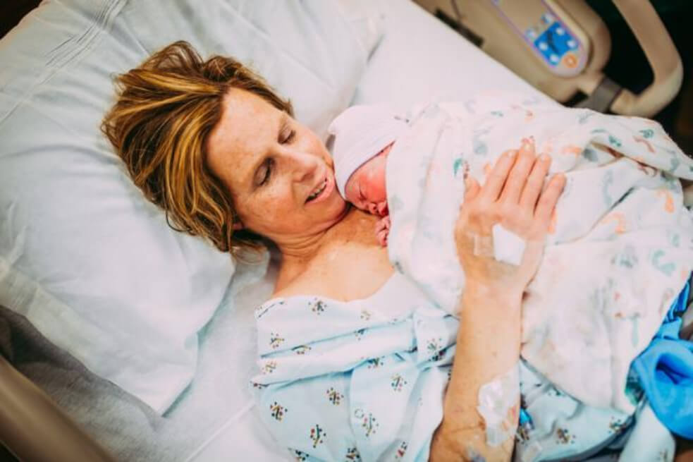 Cecile Eldge, minutos después de dar a luz a su hija y nieta. / Ariel Panowicz (arielfried.com)
