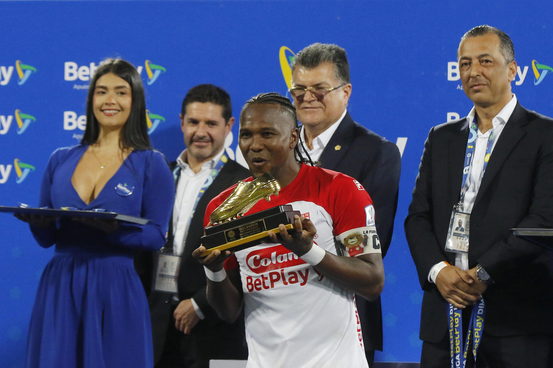 AME9778. MEDELLÍN (COLOMBIA), 29/06/2025.- Hugo Rodallega (c) de Santa Fe recibe el premio de goleador tras ganar el título de la Liga Colombiana este domingo, en el partido de vuelta de la final del la liga colombiana entre Deportivo Independiente Medellín e Independiente Santa Fe en el estadio Atanasio Girardot en Medellín (Colombia). EFE/ STR
