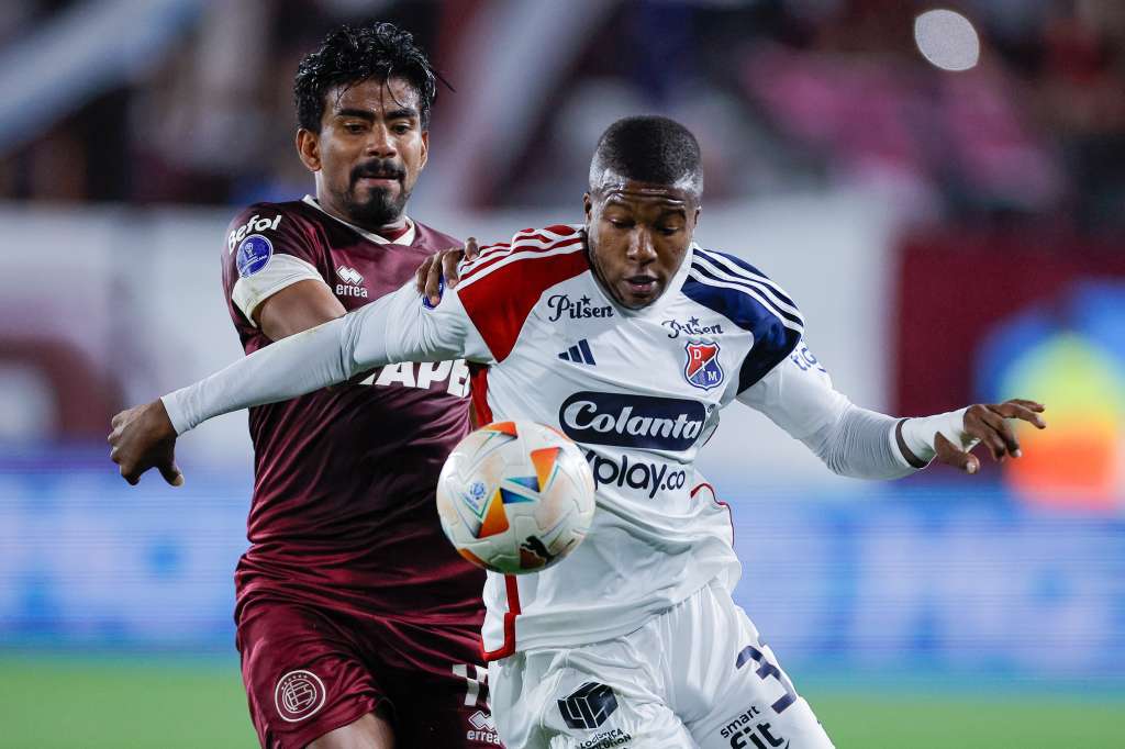 AMDEP7393. LANÚS (ARGENTINA), 18/09/2024.- Raúl Loaiza (i) de Lanús disputa un balón con Francisco Chaverra de Medellín este miércoles, en el partido de ida de cuartos de final de la Copa Sudamericana entre Lanús y Deportivo Independiente Medellín (DIM) en el estadio Ciudad de Lanús (Argentina). EFE/ Juan Ignacio Roncoroni