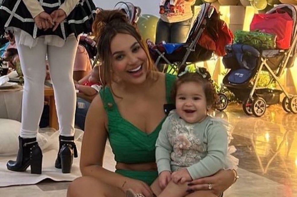 Andrea Valdiri se hizo la adolorida para que su hija Adhara la consintiera, pero su reacción fue otra.