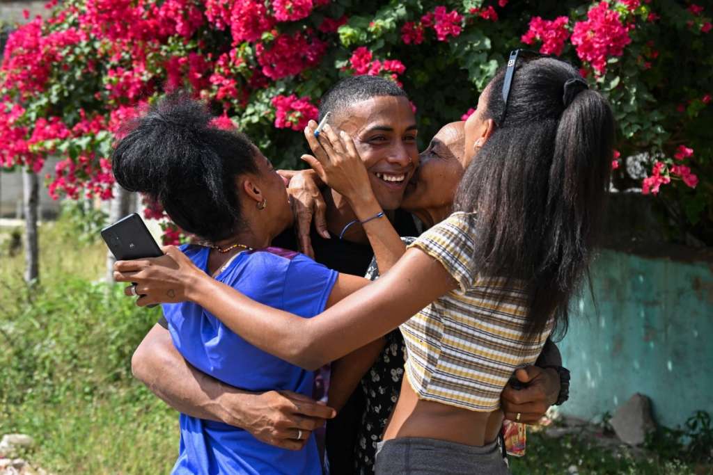 El prisionero cubano Adael Leyva Díaz saluda a sus familiares tras ser liberado.