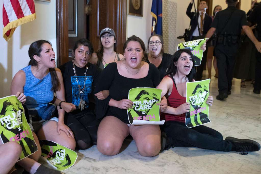 Activistas protestaron este lunes en el Capitolio de Washington contra la reforma sanitaria impulsada por el Partido Republicano. / EFE.