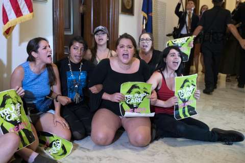 Congreso de EE. UU. busca alternativas para aprobar el plan de salud de Trump