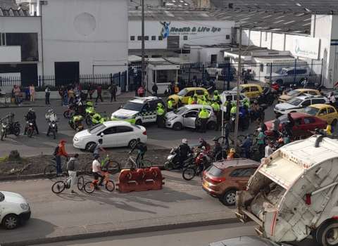 Carro en el que huyeron dos sujetos que robaron en la Calle 100, en Bogotá, fue interceptado