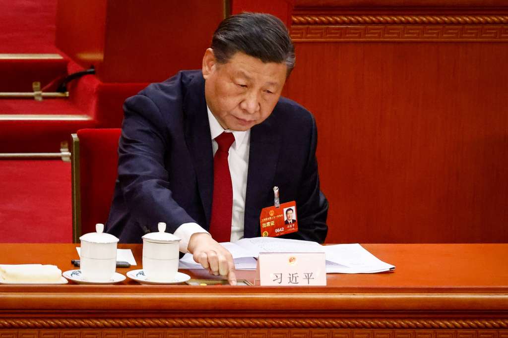 Beijing (China), 13/03/2023.- Chinese President Xi Jinping votes during the Closing Session of the National People's Congress (NPC) at the Great Hall of the People, in Beijing, China, 13 March 2023. China holds two major annual political meetings, the National People's Congress (NPC) and the Chinese People's Political Consultative Conference (CPPCC) which run alongside and together are known as 'Lianghui' or 'Two Sessions'. EFE/EPA/MARK R. CRISTINO