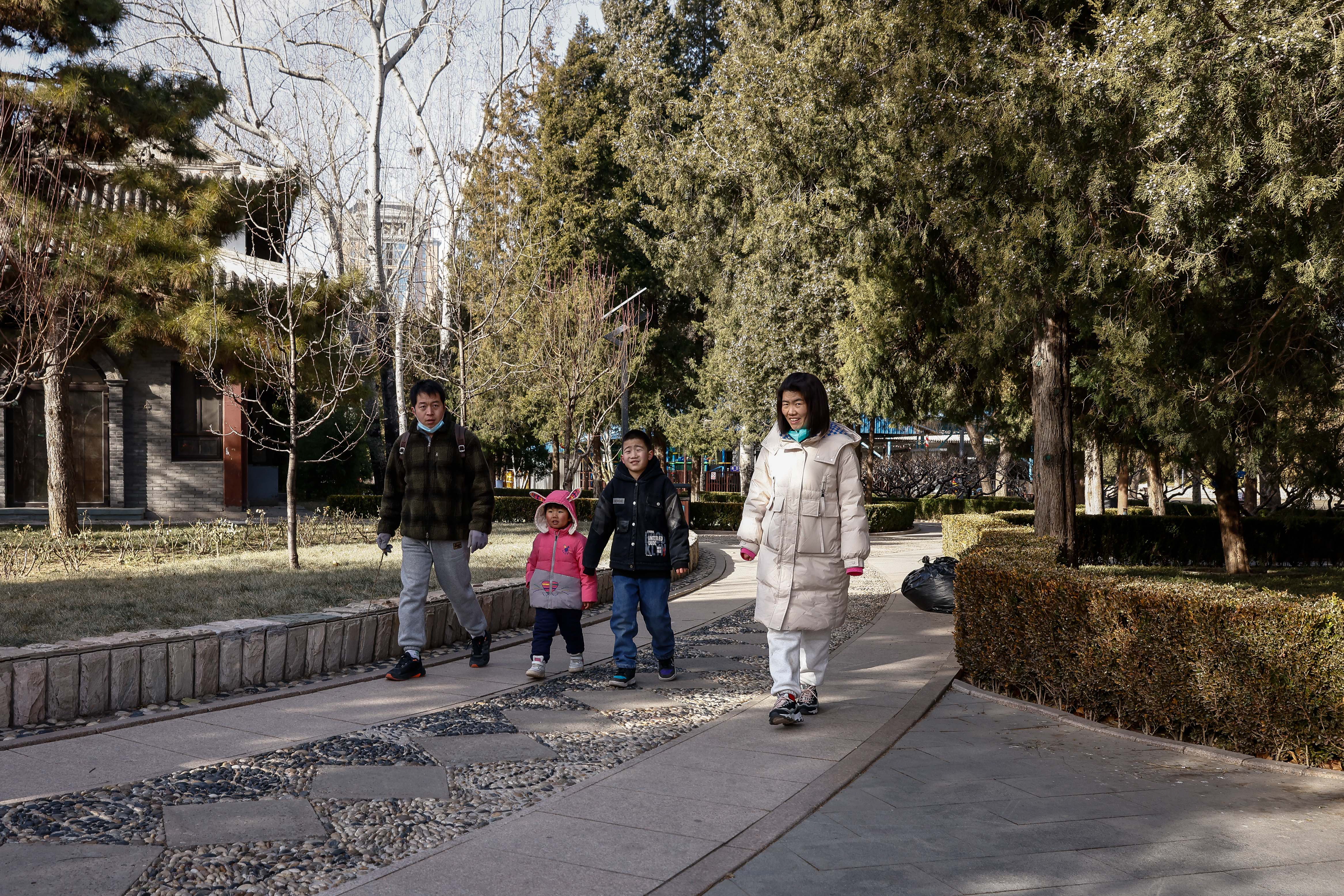 Beijing (China), 17/01/2023.- A family walks through a park in Beijing, China, 17 January 2023. China's National Bureau of Statistics said on 17 January that the country'Äôs population dropped from 1.41260 in 2021 to 1.41175 billion people in 2022, marking the first decline since 1961. In 2022 the National Health Commission said that the population may start declining before 2025. EFE/EPA/MARK R. CRISTINO