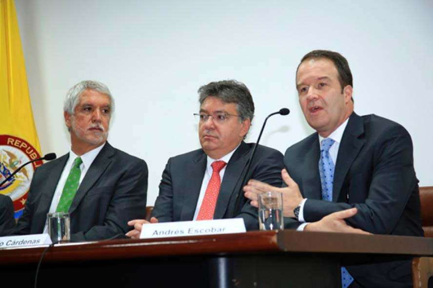 Alcalde de Bogotá, Enrique Peñalosa; ministro de Hacienda, Mauricio Cárdenas; y gerente del Metro, Andrés Escobar Uribe. / Tomada de www.bogota.gov.co