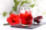 Aquí están los ingredientes para preparar agua de jamaica con fresas