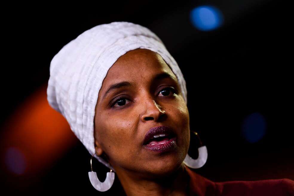 Omar encarna la visión de muchos demócratas estadounidenses y simboliza el sueño americano de muchos inmigrantes. / AFP