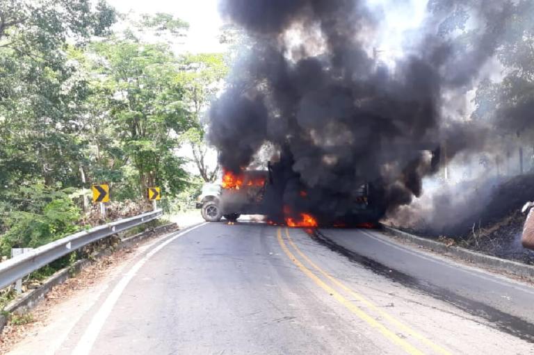 Vía Cúcuta – Tibú lleva 24 horas cerrada por manifestaciones de contrabandistas de combustible