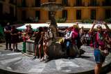 Multas por desnudarse u orinar: así luchan las ciudades contra el turismo masivo