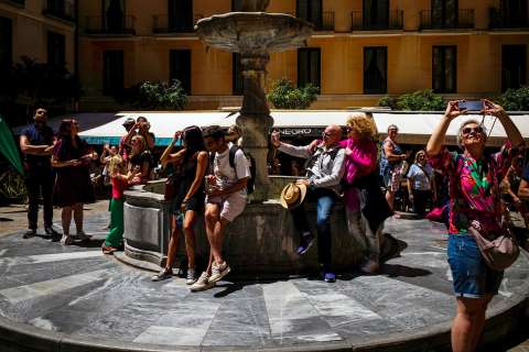 Multas por desnudarse u orinar: así luchan las ciudades contra el turismo masivo