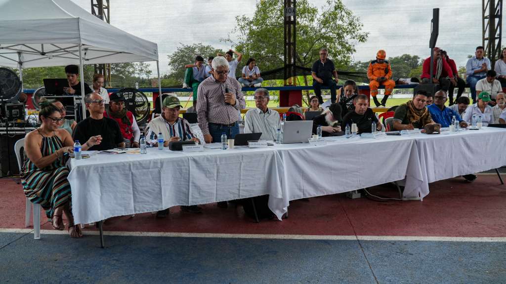 Foto de archivo de una reunión en La Macarena, Meta, entre la delegación de Gobierno, la disidencia y comunidades.