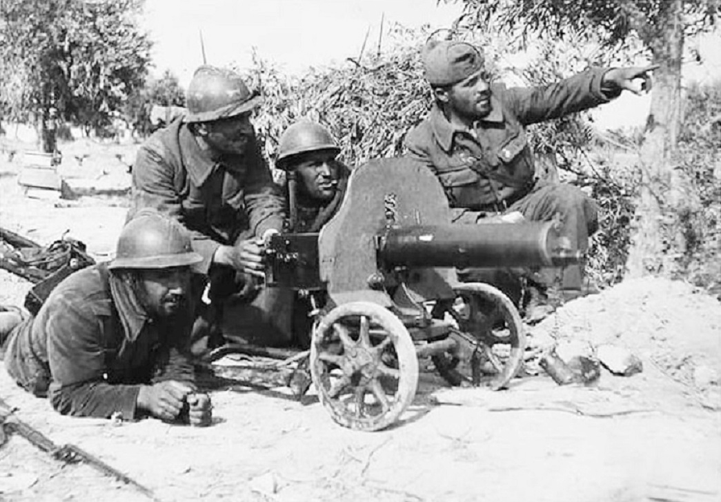LOPERA (JAÉN), 09/12/2024.- Brigadistas franceses, servidores de una ametralladora en un olivar de Lopera, localidad jienense que acogerá el "I Congreso Internacional sobre la Guerra Civil Española y las Brigadas Internacionales", que se celebrará en esa localidad jienense los próximos días 13 y 14. EFE/ Cedida José Luis Pantoja/SOLO USO EDITORIAL/SOLO DISPONIBLE PARA ILUSTRAR LA NOTICIA QUE ACOMPAÑA (CRÉDITO OBLIGATORIO)