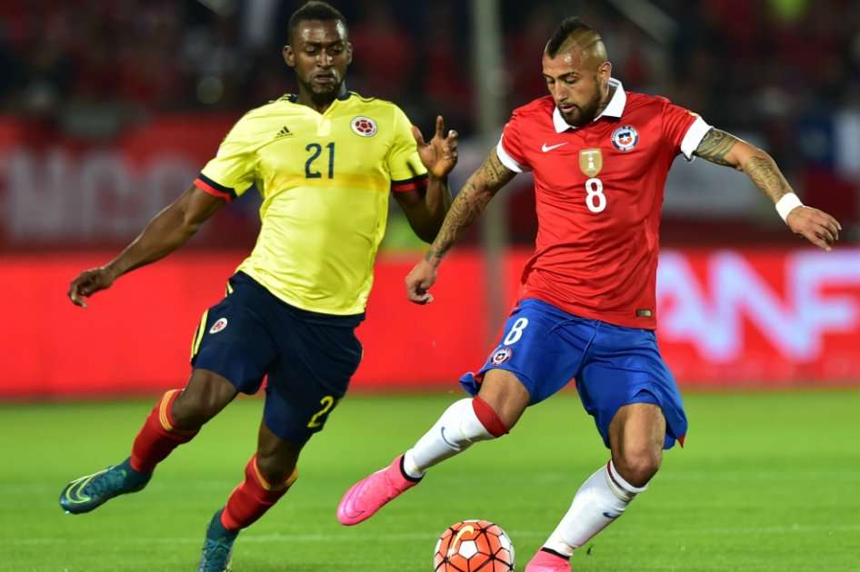 Jackson Martínez (i) en el partido frente a Chile. / AFP