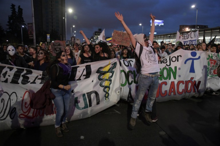 Estudiantes se levantan de la mesa de negociación con el Gobierno