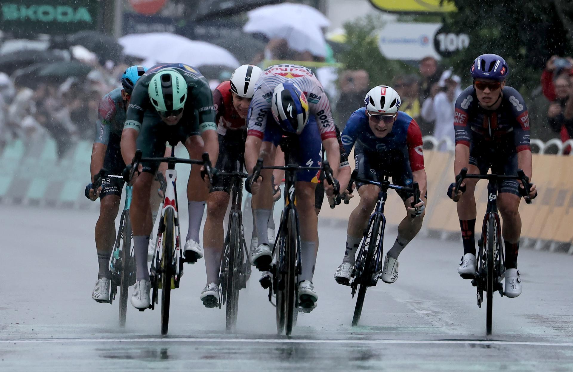 Valence (France), 23/07/2025.- The Green Jersey points leader Italian rider Jonathan Milan (L) of Lidl - Trek team beats Belgian rider Jordi Meeus (C) of Red Bull - BORA - hansgrohe team in the sprint to win the 17th stage of the Tour de France cycling race over 160.4km from Bollene to Valence, France, 23 July 2025. (Ciclismo, Francia) EFE/EPA/CHRISTOPHE PETIT TESSON