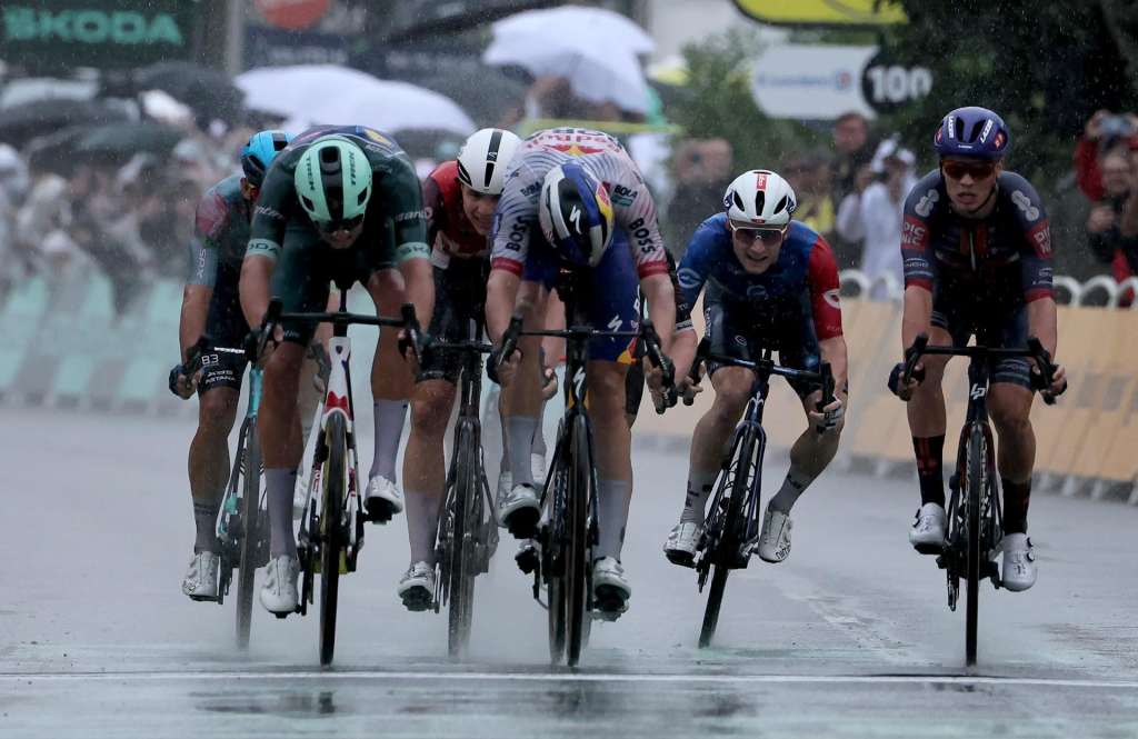 Valence (France), 23/07/2025.- The Green Jersey points leader Italian rider Jonathan Milan (L) of Lidl - Trek team beats Belgian rider Jordi Meeus (C) of Red Bull - BORA - hansgrohe team in the sprint to win the 17th stage of the Tour de France cycling race over 160.4km from Bollene to Valence, France, 23 July 2025. (Ciclismo, Francia) EFE/EPA/CHRISTOPHE PETIT TESSON