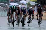 Jonathan Milan ganó la etapa 17 del Tour en caótico final con caída masiva: video