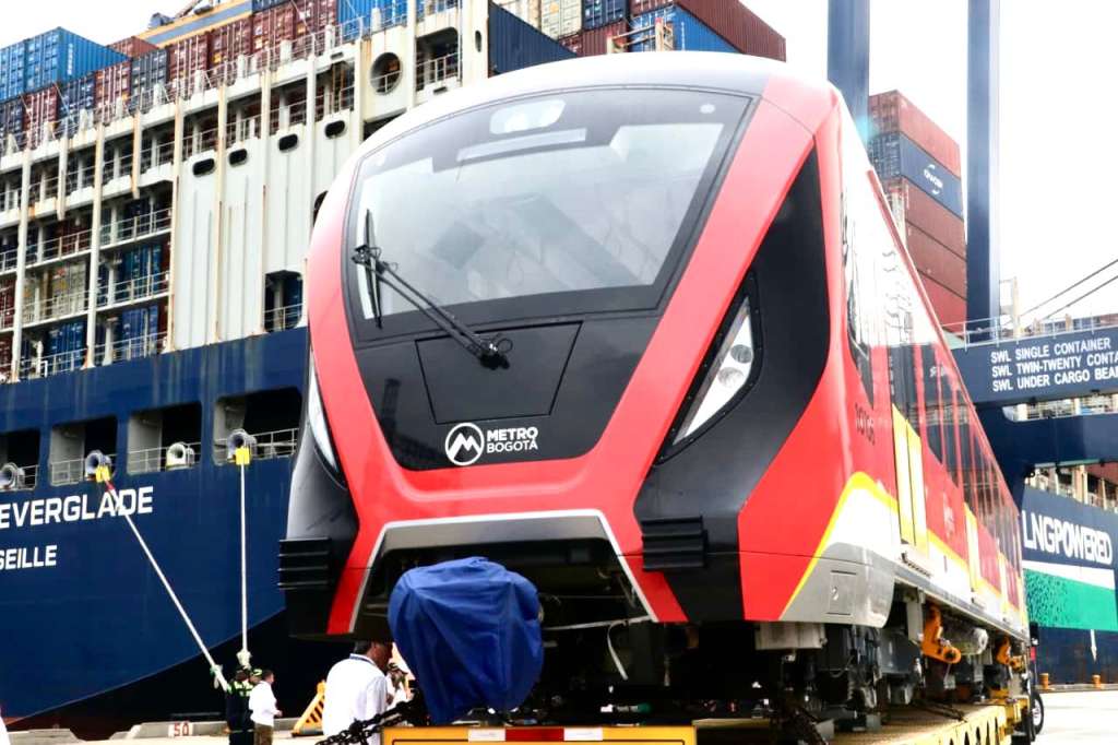 Desembarque del primer tren del Metro de Bogotá en el Puerto de Cartagena.