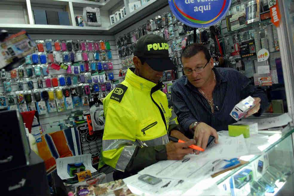La iniciativa del Gobierno para frenar el robo de celulares impuso nuevos controles a la venta de equipos.  /Luis Ángel