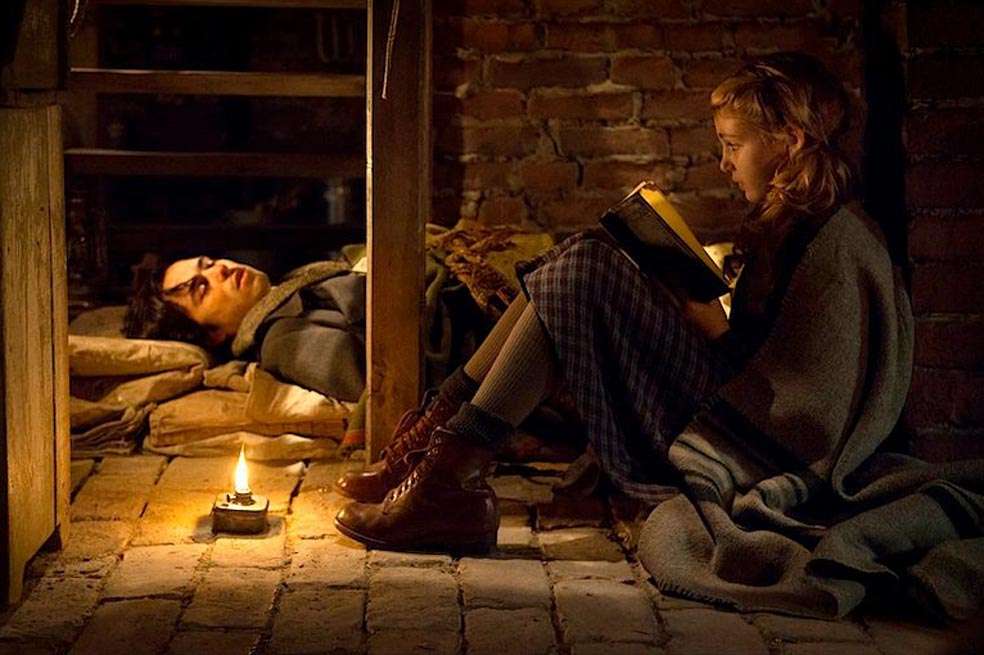 Liesel saca al judío Max del encierro a través de sus lecturas en el sótano.