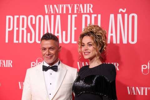 Aseguran que Alejandro Sanz y su novia siguen y revelan verdad de beso con Shakira