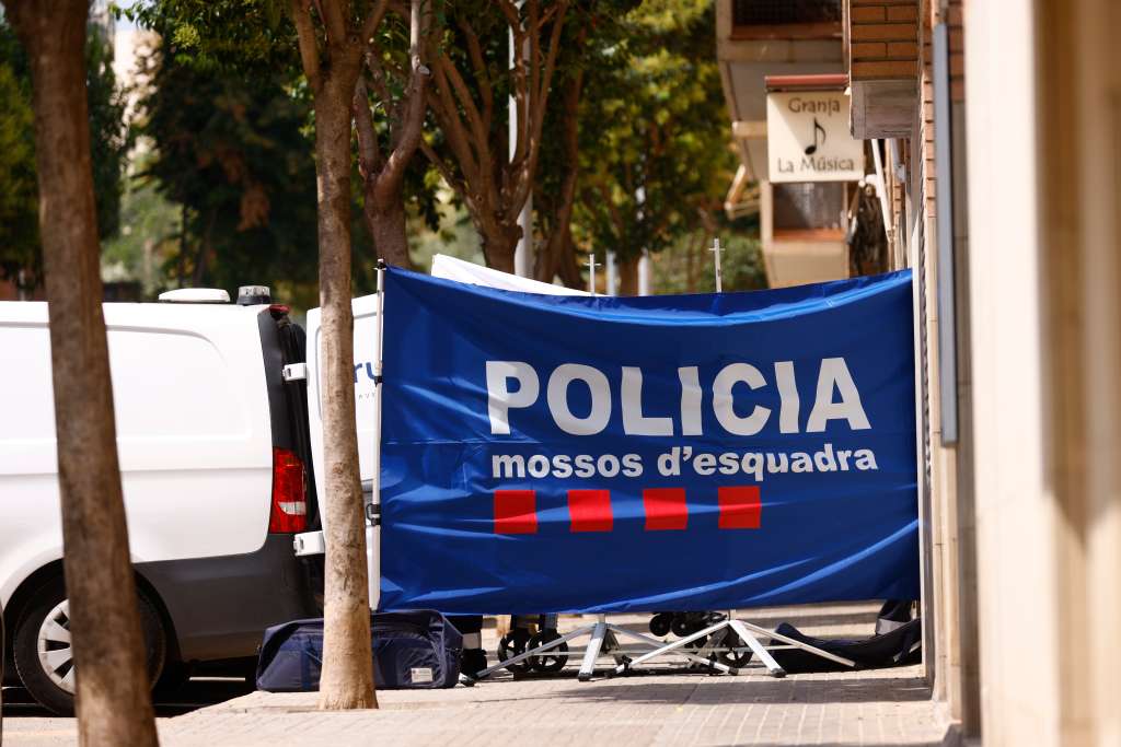 -FOTODELDÍA- RUBÍ (BARCELONA), 20/08/2024.- Efectivos de los Mossos d'Esquadra realizan el levantamiento del cadáver de una mujer que es investigado en la calle de la Música del municipio barcelonés de Rubí . Un hombre ha matado con un arma de fuego a su expareja en su piso de Rubí (Barcelona) y a su actual pareja en su domicilio de Castellbisbal, donde finalmente se ha suicidado, en un caso que los Mossos d'Esquadra investigan como violencia machista. EFE/Quique García