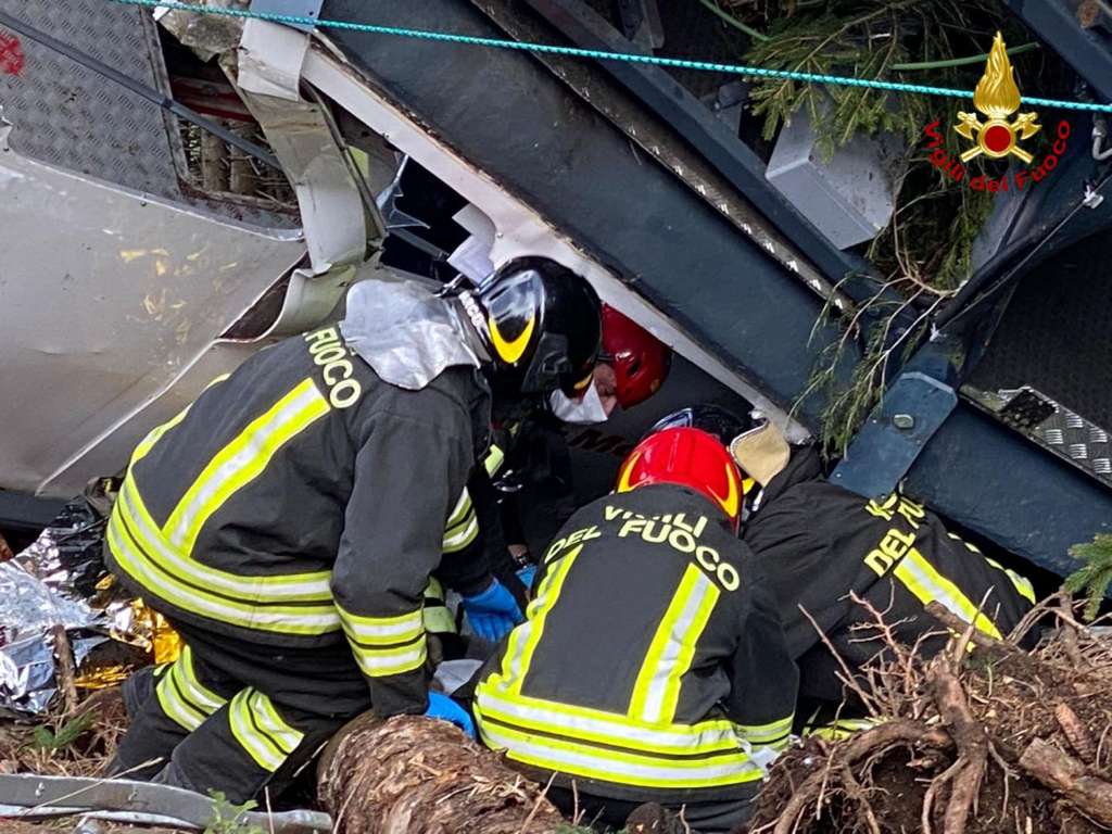 Los bomberos italianos, mejor conocidos como "Vigili del Fuoco" intentan rescatar personas luego del accidente.